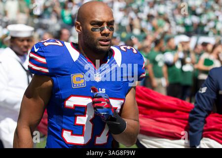 9. September 2012: Buffalo Bills Strong Safety George Wilson (37) kehrt zur Bank zurück, bevor das NFL-Spiel zwischen den Buffalo Bills und den New York Jets im MetLife Stadium in East Rutherford, New Jersey stattfindet. The New York Jets Beat the Buffalo Bills, 48-28.(Bild: © Chris Szagola/Cal Sport Media/ZUMAPRESS.com) Stockfoto