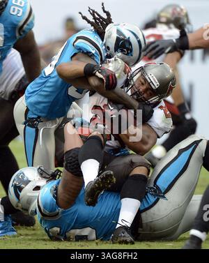9. September 2012: Greg Hardy (76) und Charles Godfrey (30) von Carolina Panthers in Tampa Bay Buccaneers Doug Martin (22) im Raymond James Stadium in Tampa, Florida, am Sonntag, 9. September 2012. Tampa Bay gewann mit 16:10. (Bild: © David T. Foster III/MCT/ZUMAPRESS.com) Stockfoto