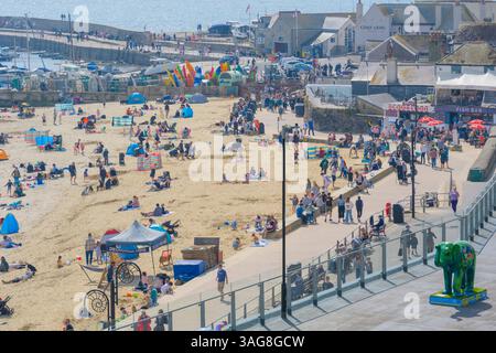 Lyme Regis, Dorset, Großbritannien. April 2025. Wetter in Großbritannien: Besucher, Einheimische und Urlauber genießen während der Schulferien die heiße Sonne im Badeort Lyme Regis. Quelle: Celia McMahon/Alamy Live News Stockfoto