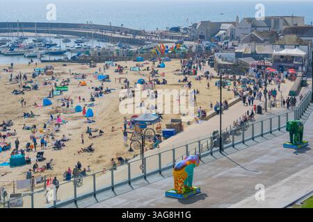Lyme Regis, Dorset, Großbritannien. April 2025. Wetter in Großbritannien: Besucher, Einheimische und Urlauber genießen während der Schulferien die heiße Sonne im Badeort Lyme Regis. Quelle: Celia McMahon/Alamy Live News Stockfoto
