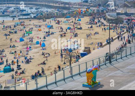 Lyme Regis, Dorset, Großbritannien. April 2025. Wetter in Großbritannien: Besucher, Einheimische und Urlauber genießen während der Schulferien die heiße Sonne im Badeort Lyme Regis. Quelle: Celia McMahon/Alamy Live News Stockfoto