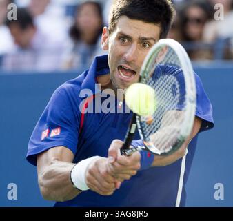 10. September 2012 - Flushing Meadow, NJ, USA - Novak Djokovic trifft am Montag, den 10. September 2012, im US Open-Tennisturnier im USTA Billie Jean King National Tennis Center in Flushing Meadow, New York, eine Rückhand gegen Andy Murray. (Bild: © J. Conrad Williams/MCT/ZUMAPRESS.com) Stockfoto