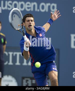 10. September 2012 - Flushing Meadow, NJ, USA - Novak Djokovic trifft am Montag, den 10. September 2012, im Finale des US Open-Tennisturniers im USTA Billie Jean King National Tennis Center in Flushing Meadow, New York, im Vorhand-Rückspiel gegen Andy Murray. (Bild: © J. Conrad Williams/MCT/ZUMAPRESS.com) Stockfoto