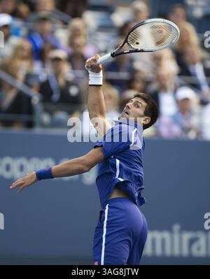 10. September 2012 - Flushing Meadow, NJ, USA - Novak Djokovic trifft am Montag, den 10. September 2012, im Finale des US Open-Tennisturniers im USTA Billie Jean King National Tennis Center in Flushing Meadow, New York, einen Kopfschuss gegen Andy Murray. (Bild: © J. Conrad Williams/MCT/ZUMAPRESS.com) Stockfoto