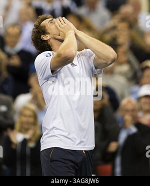 10. September 2012 - Flushing Meadow, NJ, USA - Andy Murray gewinnt das Herrenfinale des US Open-Tennisturniers, nachdem er Novak Djokovic im USTA Billie Jean King National Tennis Center in Flushing Meadow, New York, am Montag, den 10. September 2012 besiegt hat. (Bild: © J. Conrad Williams/MCT/ZUMAPRESS.com) Stockfoto
