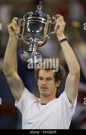 10. September 2012 - Flushing Meadow, NJ, USA - Andy Murray gewinnt das Herrenfinale des US Open-Tennisturniers, nachdem er Novak Djokovic im USTA Billie Jean King National Tennis Center in Flushing Meadow, New York, am Montag, den 10. September 2012 besiegt hat. (Bild: © J. Conrad Williams/MCT/ZUMAPRESS.com) Stockfoto