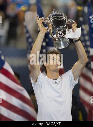 10. September 2012 - Flushing Meadow, NJ, USA - Andy Murray gewinnt das Herrenfinale des US Open-Tennisturniers, nachdem er Novak Djokovic im USTA Billie Jean King National Tennis Center in Flushing Meadow, New York, am Montag, den 10. September 2012 besiegt hat. (Bild: © J. Conrad Williams/MCT/ZUMAPRESS.com) Stockfoto