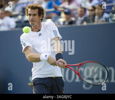 10. September 2012 - Flushing Meadow, NJ, USA - Andy Murray trifft am Montag, den 10. September 2012 im US Open-Tennisturnier im USTA Billie Jean King National Tennis Center in Flushing Meadow, New York, im Endspiel gegen Novak Djokovic. (Bild: © J. Conrad Williams/MCT/ZUMAPRESS.com) Stockfoto