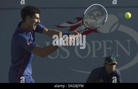 10. September 2012 - Flushing Meadow, NJ, USA - Novak Djokovic trifft am Montag, den 10. September 2012, im US Open-Tennisturnier im USTA Billie Jean King National Tennis Center in Flushing Meadow, New York, eine Rückhand gegen Andy Murray. (Bild: © J. Conrad Williams/MCT/ZUMAPRESS.com) Stockfoto