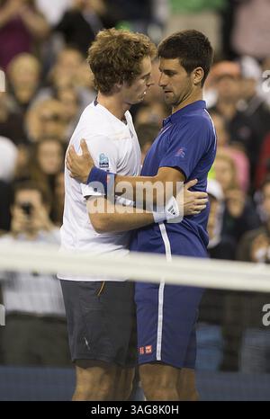 10. September 2012 - Flushing Meadow, NJ, USA - Andy Murray, links, gewinnt das Herrenfinale des US Open-Tennisturniers, nachdem er Novak Djokovic im USTA Billie Jean King National Tennis Center in Flushing Meadow, New York, am Montag, 10. September 2012 besiegt hat. (Bild: © J. Conrad Williams/MCT/ZUMAPRESS.com) Stockfoto