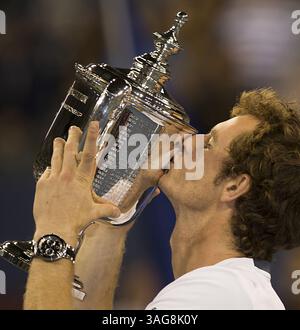 10. September 2012 - Flushing Meadow, NJ, USA - Andy Murray gewinnt das Herrenfinale des US Open-Tennisturniers, nachdem er Novak Djokovic im USTA Billie Jean King National Tennis Center in Flushing Meadow, New York, am Montag, den 10. September 2012 besiegt hat. (Bild: © J. Conrad Williams/MCT/ZUMAPRESS.com) Stockfoto