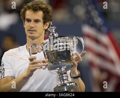 10. September 2012 - Flushing Meadow, NJ, USA - Andy Murray gewinnt das Herrenfinale des US Open-Tennisturniers, nachdem er Novak Djokovic im USTA Billie Jean King National Tennis Center in Flushing Meadow, New York, am Montag, den 10. September 2012 besiegt hat. (Bild: © J. Conrad Williams/MCT/ZUMAPRESS.com) Stockfoto