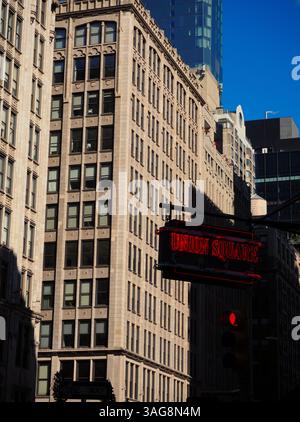 Morgenlicht auf dem Union Square Schild mit rotem Signal und Wolkenkratzern Stockfoto