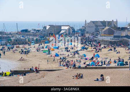Lyme Regis, Dorset, Großbritannien. April 2025. Wetter in Großbritannien: Besucher, Einheimische und Urlauber genießen während der Schulferien die heiße Sonne im Badeort Lyme Regis. Quelle: Celia McMahon/Alamy Live News Stockfoto