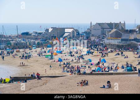 Lyme Regis, Dorset, Großbritannien. April 2025. Wetter in Großbritannien: Besucher, Einheimische und Urlauber genießen während der Schulferien die heiße Sonne im Badeort Lyme Regis. Quelle: Celia McMahon/Alamy Live News Stockfoto