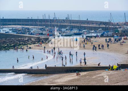 Lyme Regis, Dorset, Großbritannien. April 2025. Wetter in Großbritannien: Besucher, Einheimische und Urlauber genießen während der Schulferien die heiße Sonne im Badeort Lyme Regis. Quelle: Celia McMahon/Alamy Live News Stockfoto