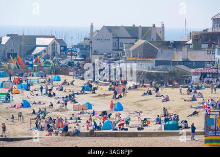 Lyme Regis, Dorset, Großbritannien. April 2025. Wetter in Großbritannien: Besucher, Einheimische und Urlauber genießen während der Schulferien die heiße Sonne im Badeort Lyme Regis. Quelle: Celia McMahon/Alamy Live News Stockfoto