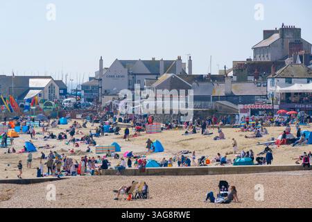 Lyme Regis, Dorset, Großbritannien. April 2025. Wetter in Großbritannien: Besucher, Einheimische und Urlauber genießen während der Schulferien die heiße Sonne im Badeort Lyme Regis. Quelle: Celia McMahon/Alamy Live News Stockfoto