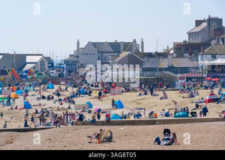 Lyme Regis, Dorset, Großbritannien. April 2025. Wetter in Großbritannien: Besucher, Einheimische und Urlauber genießen während der Schulferien die heiße Sonne im Badeort Lyme Regis. Quelle: Celia McMahon/Alamy Live News Stockfoto