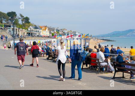 Lyme Regis, Dorset, Großbritannien. April 2025. Wetter in Großbritannien: Besucher, Einheimische und Urlauber genießen während der Schulferien die heiße Sonne im Badeort Lyme Regis. Quelle: Celia McMahon/Alamy Live News Stockfoto