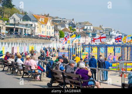 Lyme Regis, Dorset, Großbritannien. April 2025. Wetter in Großbritannien: Besucher, Einheimische und Urlauber genießen während der Schulferien die heiße Sonne im Badeort Lyme Regis. Quelle: Celia McMahon/Alamy Live News Stockfoto
