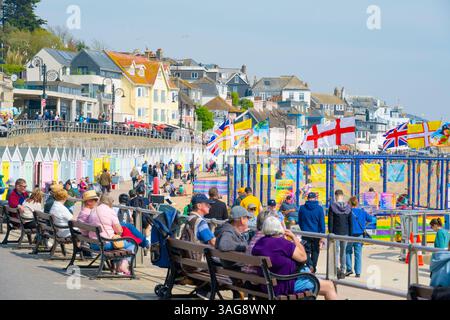Lyme Regis, Dorset, Großbritannien. April 2025. Wetter in Großbritannien: Besucher, Einheimische und Urlauber genießen während der Schulferien die heiße Sonne im Badeort Lyme Regis. Quelle: Celia McMahon/Alamy Live News Stockfoto