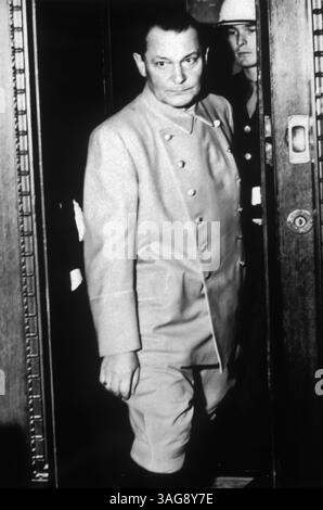 20. Februar 1945 - Nürnberg, Deutschland - deutscher Feldmarschall Hermann Göring unter Bewachung während seiner Spur für Verbrechen gegen die Menschlichkeit im Justizpalast am 20. Februar 1946 in Nürnberg. (Bild: © Richard Ellis/ZUMAPRESS.com) Stockfoto