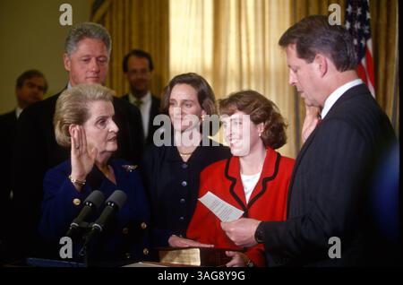 23. Januar 1997 - Washington, DC, USA - US-Außenministerin Madeleine Albright wird von VP Al Gore vereidigt, als Präsident Bill Clinton am 23. Januar 1997 in Washington, DC, im Oval Office nachsieht. Albright ist die erste weibliche Außenministerin. (Bild: © Richard Ellis/ZUMAPRESS.com) Stockfoto