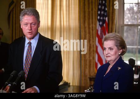23. Januar 1997 - Washington, DC, USA - US-Außenministerin Madeleine Albright wird von Präsident Bill Clinton im Oval Office vereidigt 23. Januar 1997 in Washington, DC. Albright wird die erste weibliche Außenministerin. (Bild: © Richard Ellis/ZUMAPRESS.com) Stockfoto