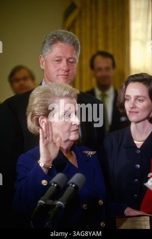 23. Januar 1997 - Washington, DC, USA - US-Außenministerin Madeleine Albright wird von VP Al Gore vereidigt, als Präsident Bill Clinton am 23. Januar 1997 in Washington, DC, im Oval Office nachsieht. Albright ist die erste weibliche Außenministerin. (Bild: © Richard Ellis/ZUMAPRESS.com) Stockfoto