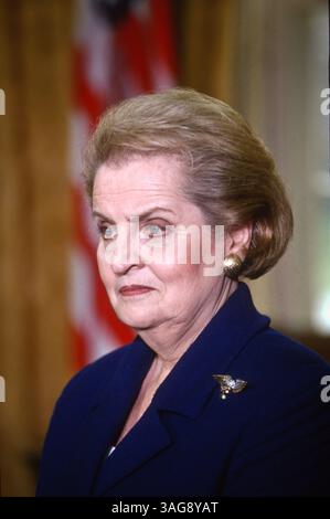 23. Januar 1997 – Washington, DC, USA – US-Außenministerin Madeleine Albright im Oval Office 23. Januar 1997 in Washington, D.C. Albright ist die erste weibliche Außenministerin. (Bild: © Richard Ellis/ZUMAPRESS.com) Stockfoto