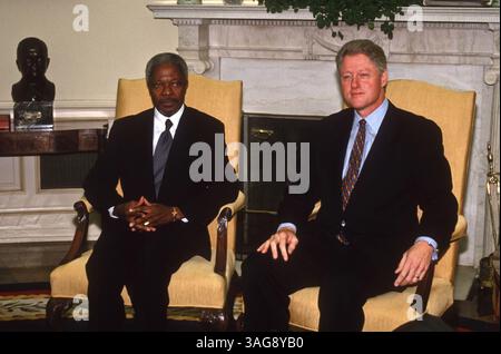 23. Januar 1997 - Washington, DC, USA - US-Präsident Bill Clinton trifft sich im Oval Office am 23. Januar 1997 in Washington, DC mit UN-Generalsekretär Kofi Annan. (Foto: © Richard Ellis/ZUMAPRESS.com) Stockfoto