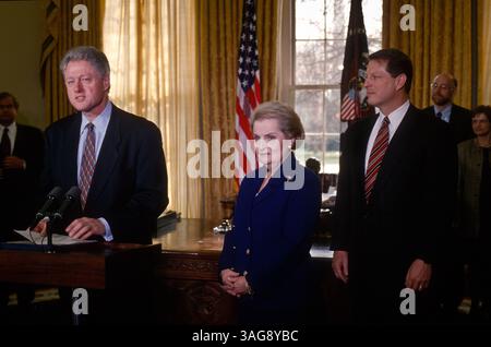 23. Januar 1997 - Washington, DC, USA - US-Außenministerin Madeleine Albright wird von Präsident Bill Clinton im Oval Office vereidigt 23. Januar 1997 in Washington, DC. Albright wird die erste weibliche Außenministerin. (Bild: © Richard Ellis/ZUMAPRESS.com) Stockfoto