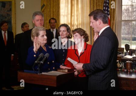 23. Januar 1997 - Washington, DC, USA - US-Außenministerin Madeleine Albright wird von VP Al Gore vereidigt, als Präsident Bill Clinton am 23. Januar 1997 in Washington, DC, im Oval Office nachsieht. Albright ist die erste weibliche Außenministerin. (Bild: © Richard Ellis/ZUMAPRESS.com) Stockfoto