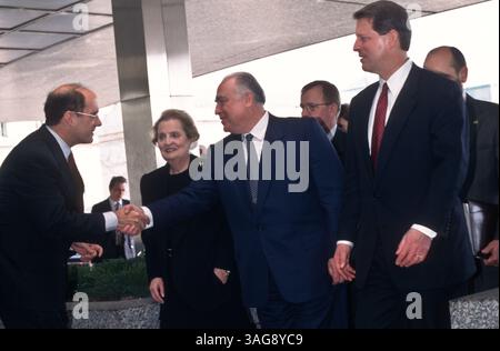 6. Februar 1997 – Washington, DC, USA – der russische Premierminister Viktor Tschernomyrdin trifft den stellvertretenden Außenminister Strobe Talbott mit Außenministerin Madeleine Albright und Vizepräsident Al Gore im Außenministerium am 6. Februar 1997 in Washington, DC. (Bild: © Richard Ellis/ZUMAPRESS.com) Stockfoto