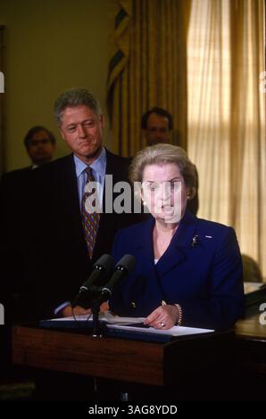 23. Januar 1997 - Washington, DC, USA - US-Außenministerin Madeleine Albright wird von Präsident Bill Clinton im Oval Office vereidigt 23. Januar 1997 in Washington, DC. Albright wird die erste weibliche Außenministerin. (Bild: © Richard Ellis/ZUMAPRESS.com) Stockfoto
