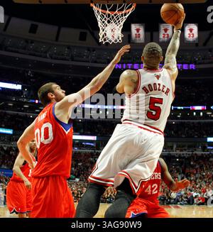 8. Mai 2012 – Chicago, Illinois, USA – Chicago Bulls Stürmer CARLOS BOOZER (R) trifft im Viertelfinale der Eastern Conference im United Center gegen Philadelphia 76ers SPENCER HAWES (L). Die Bulls besiegten die 76ers 77–69. (Foto: © Kamil Krzaczynski/ZUMA Press) Stockfoto
