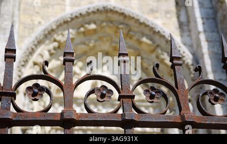 Schmiedezaun der Kathedrale in Chartres (Frankreich). Selektiver Fokus auf die Pfeile des Zauns. Stockfoto
