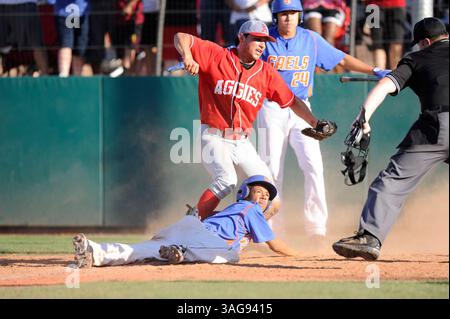 2012. MAI 09: Arbor View Pitcher Zach Quintana markiert Gormans Willie Jumper (5) auf der Heimplatte, um das Spiel zu beenden, nachdem Jumper versucht hatte, auf einem wilden Platz zu stehlen, um das Spiel am Ende des 7. Inning zu binden, während der Heimplattentrichter während eines High School Baseball Playoff-Spiels zwischen #3 USA Today Super 25/#7 ESPN POWERADE FAB 50 Bishop Gorman High School Gaels (Las Vegas, NV) signalisiert. und die Arbor View High School Aggies (Las Vegas, NV) an der Bishop Gorman High School in Las Vegas, NV Arbor View verärgerte Bishop Gorman 9-8, um in der Gewinnerklasse der Round robin nach der Saison vorzudringen Stockfoto