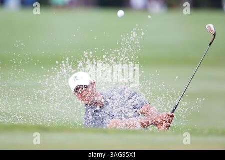 10. Mai 2012 - Vedra Beach, Florida, USA - Golfer TIGER WOODS schlägt den Ball aus dem Bunker in der ersten Runde des 10. Lochs der PLAYERS Championship, die auf DEM PLAYERS Stadium Golfplatz in TPC Sawgrass in Ponte Vedra Beach, Florida stattfindet. (Kreditbild: © Kurt Rivers/ZUMAPRESS.com) Stockfoto