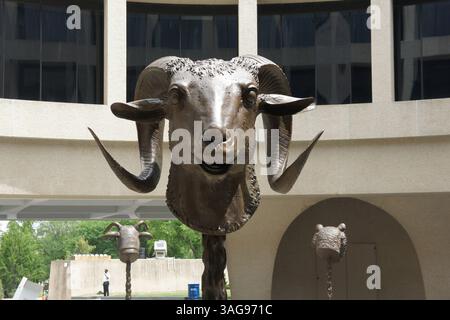 Mai 2012 – Washington, DC, USA – der Widder ist Teil des „Circle of Animals/Zodiac Heads“ des chinesischen Künstlers Ai Weiwei im Hirshhorn Museum in Washington D.C. (Kreditbild: © Tish Wells/MCT/MCT/ZUMAPRESS.com) Stockfoto