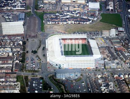 Ein Blick aus der Vogelperspektive auf den Fußballplatz Bloomfield Road, Heimstadion des Blackpool FC, Nordwesten Englands, Großbritannien Stockfoto