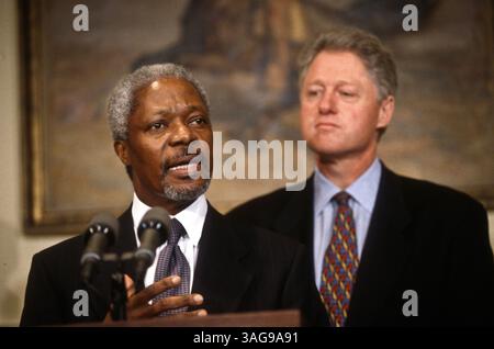 23. Januar 1997 - Washington, DC, USA - UN-Generalsekretär Kofi Annan während einer gemeinsamen Pressekonferenz mit US-Präsident Bill Clinton im Roosevelt Room des Weißen Hauses 23. Januar 1997 in Washington, DC. (Bild: © Richard Ellis/ZUMAPRESS.com) Stockfoto