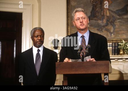 23. Januar 1997 - Washington, DC, USA - US-Präsident Bill Clinton während einer gemeinsamen Pressekonferenz mit UN-Generalsekretär Kofi Annan im Roosevelt Room des Weißen Hauses 23. Januar 1997 in Washington, DC. (Bild: © Richard Ellis/ZUMAPRESS.com) Stockfoto