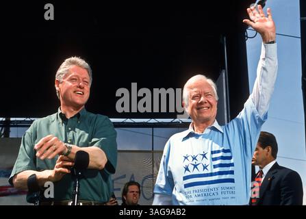 27. April 1997 - Philadelphia, PA, USA - die Präsidenten Bill Clinton und Jimmy Carter beim Presidents Summit for America's Future in Philadelphia, PA. (Bild: © Richard Ellis/ZUMAPRESS.com) Stockfoto