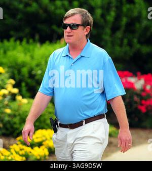 12. Mai 2012 – Charlotte, NC, USA – Carolina Panthers General Manager Marty Hurney geht am Samstag, 12. Mai 2012 zum Rookie Minicamp des Teams in Charlotte, North Carolina. (Bild: © Jeff SINER/Charlotte Observer/MCT/ZUMAPRESS.com) Stockfoto