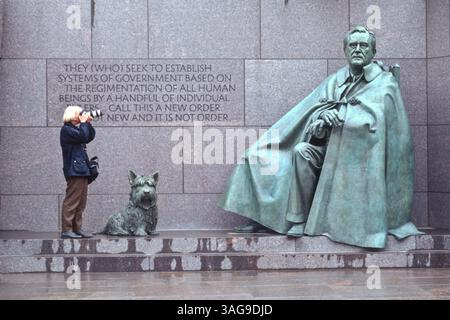 23. April 1997 – Washington, DC, USA – Ein Fotograf fotografiert die Statue des Präsidenten Franklin D. Roosevelt am 23. April 1997 in Washington, DC. Die Statue zeigt einen verhüllten Roosevelt, der von Polio im Rollstuhl verkrüppelt wurde. (Bild: © Richard Ellis/ZUMAPRESS.com) Stockfoto