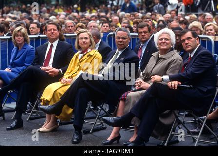 27. April 1997 - Philadelphia, PA, USA - Tipper & Al Gore, Hillary Clinton, Colin Powell, Barbara Bush und Tom Ridge nehmen am Presidents Summit for America's Future in Philadelphia, PA, Teil. (Bild: © Richard Ellis/ZUMAPRESS.com) Stockfoto