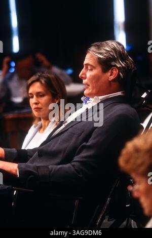 5. Juni 1997 - Washington, DC, USA - der gelähmte Schauspieler Christopher Reeves und seine Frau Dana sagen vor dem Unterausschuss des Senats für Arbeit, Gesundheit, menschliche Dienste und Bildung in Washington, DC aus (Bild: © Richard Ellis/ZUMAPRESS.com). Stockfoto