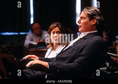 5. Juni 1997 - Washington, DC, USA - der gelähmte Schauspieler Christopher Reeves und seine Frau Dana sagen vor dem Unterausschuss des Senats für Arbeit, Gesundheit, menschliche Dienste und Bildung in Washington, DC aus (Bild: © Richard Ellis/ZUMAPRESS.com). Stockfoto